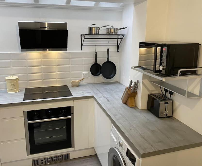 Windsor Cottage: Cosy, Charming, Full Of Character Exteriör bild